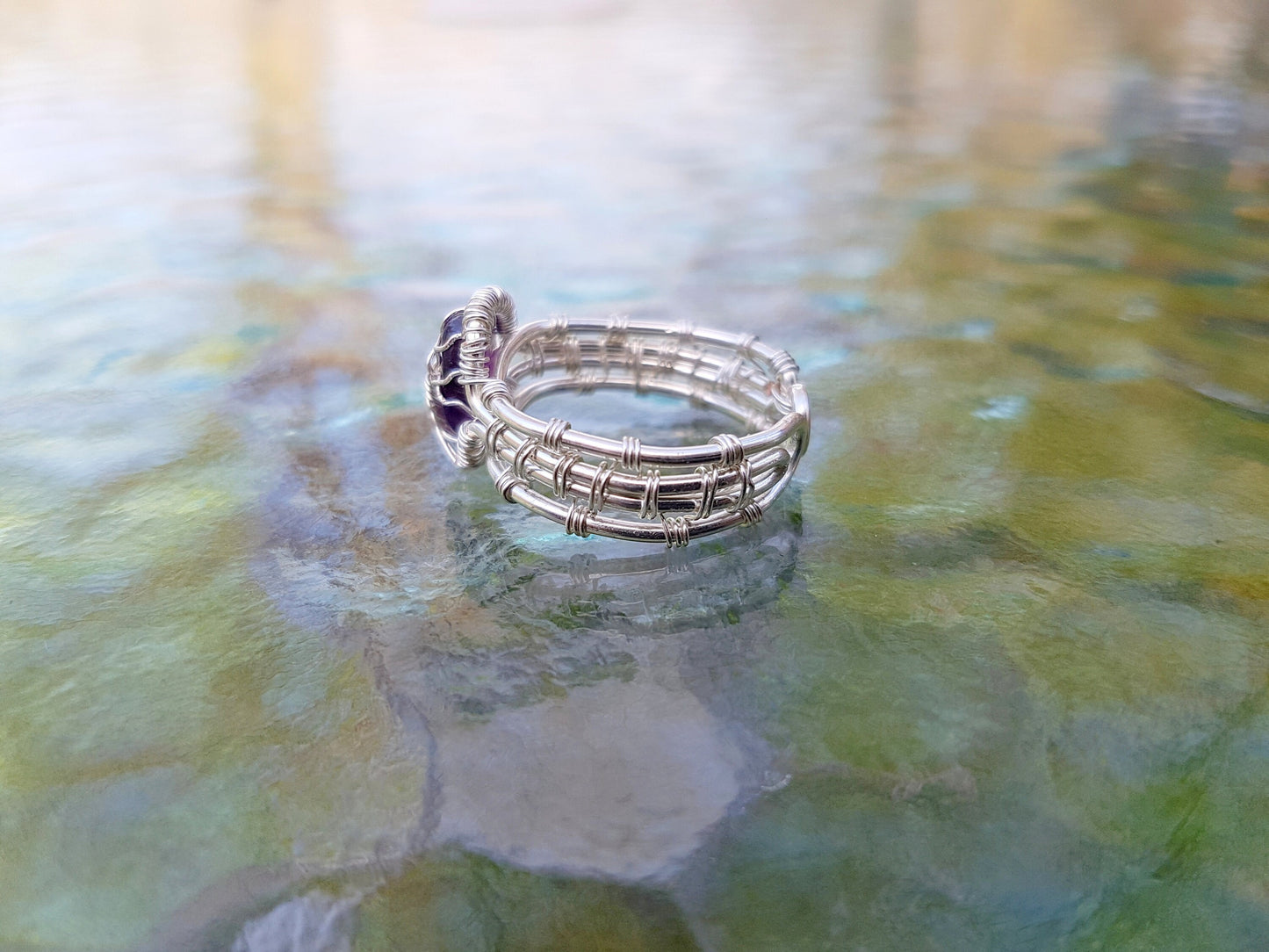 Tree ring with an amethyst gemstone