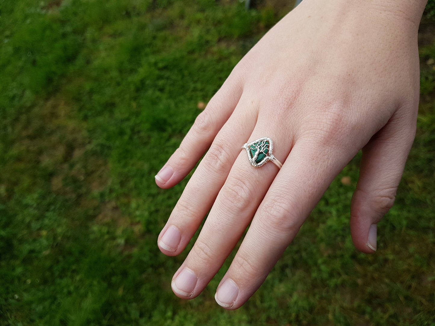 Tree ring with a malachite gemstone