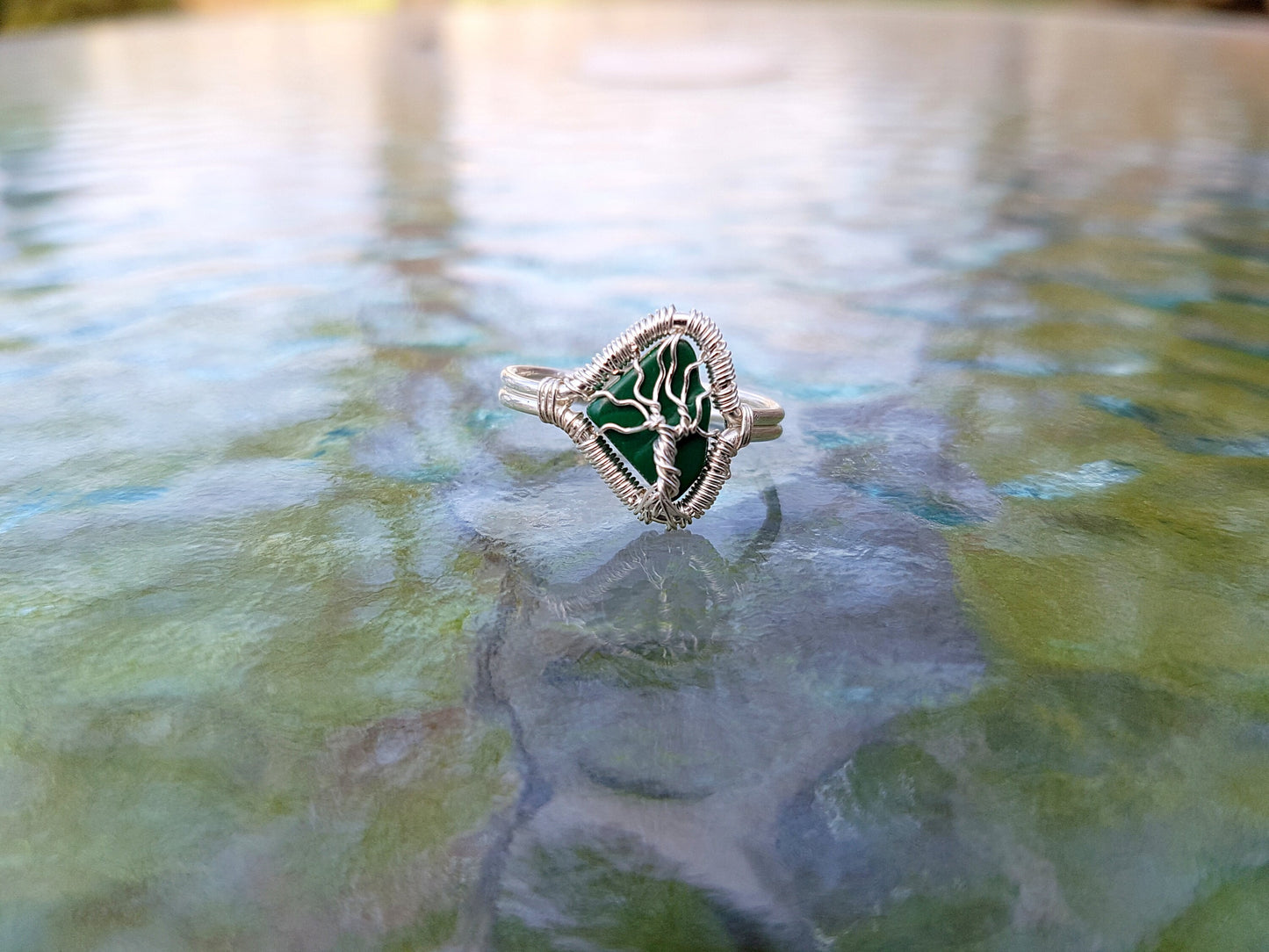 Tree ring with a malachite gemstone