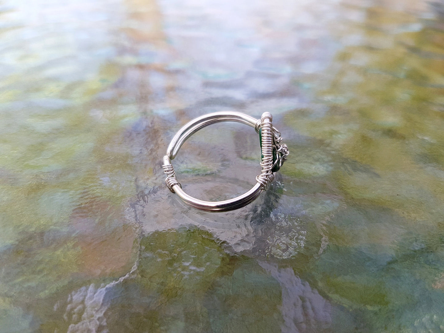 Tree ring with a malachite gemstone