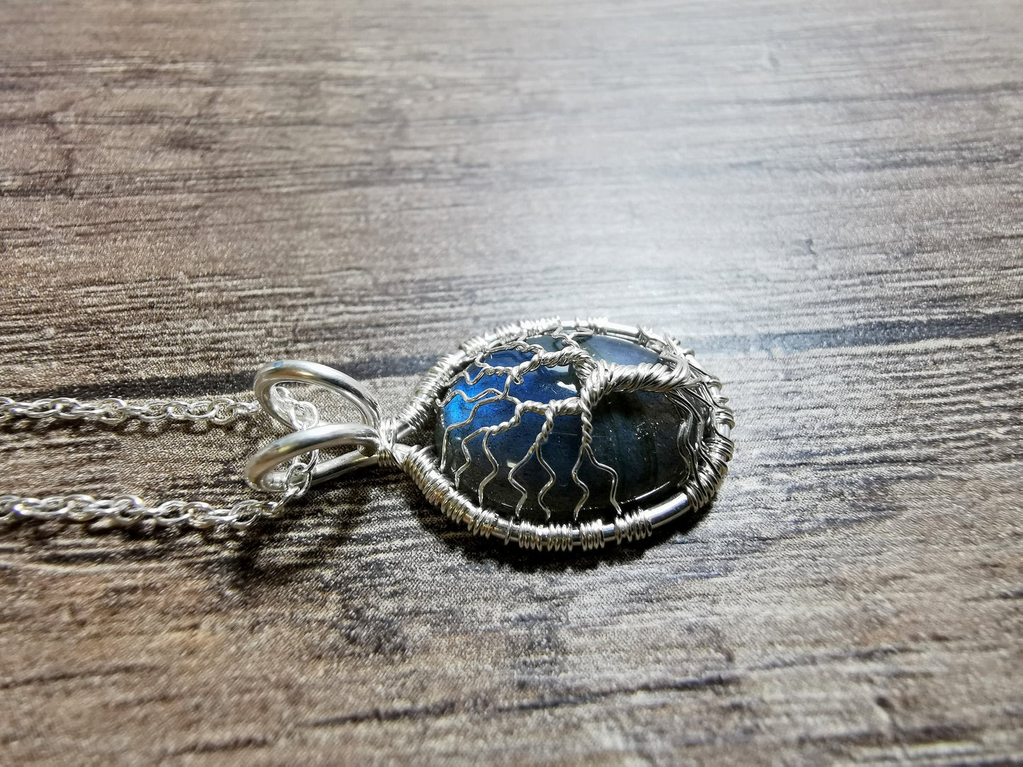 Tree pendant with a labradorite gemstones