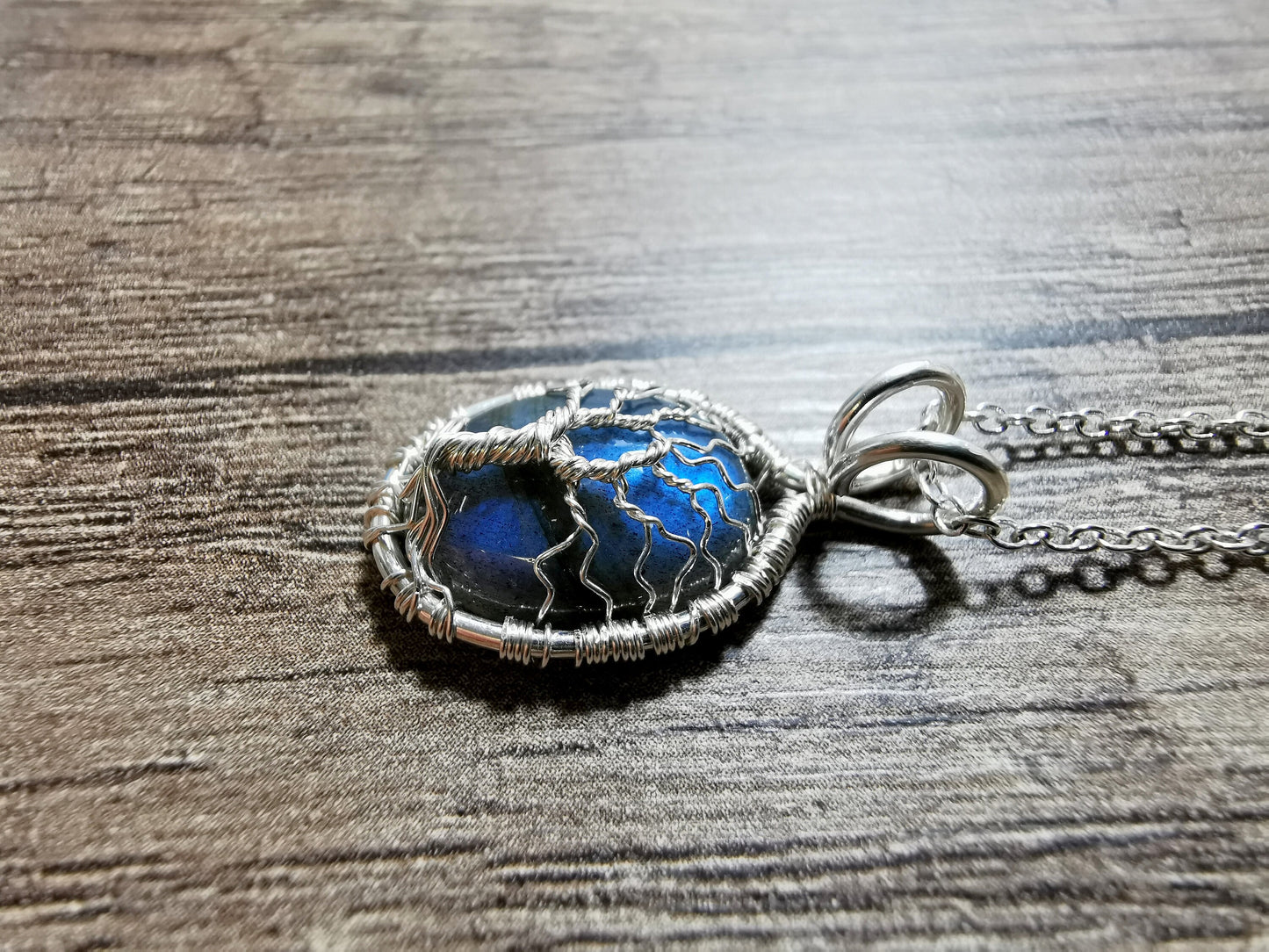 Tree pendant with a labradorite gemstones