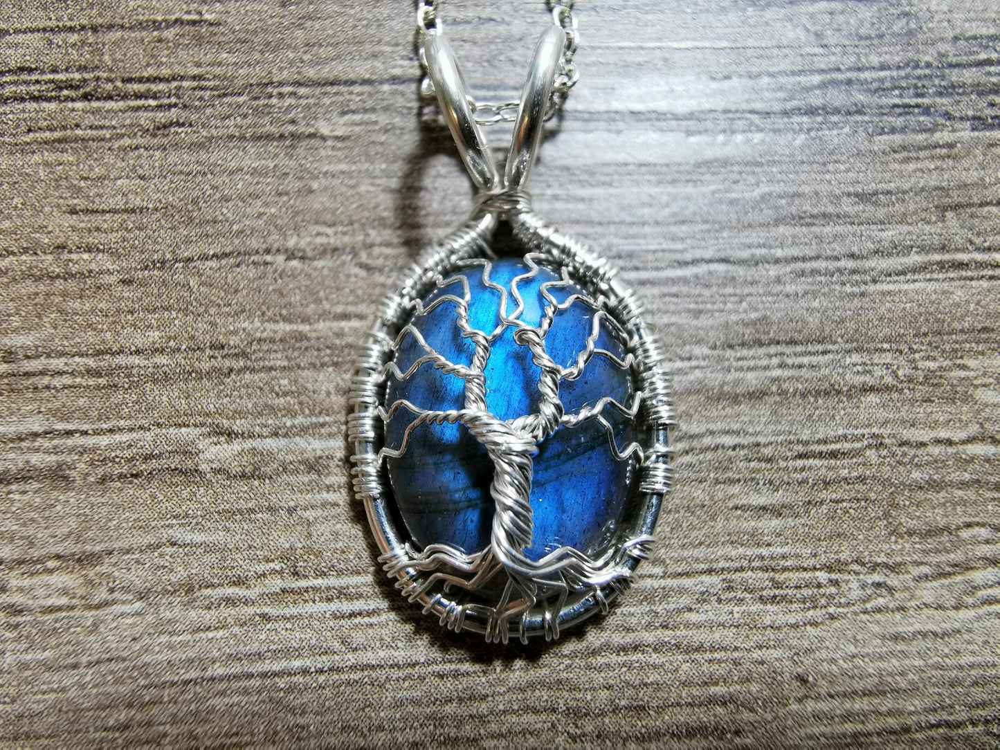 Tree pendant with a labradorite gemstones