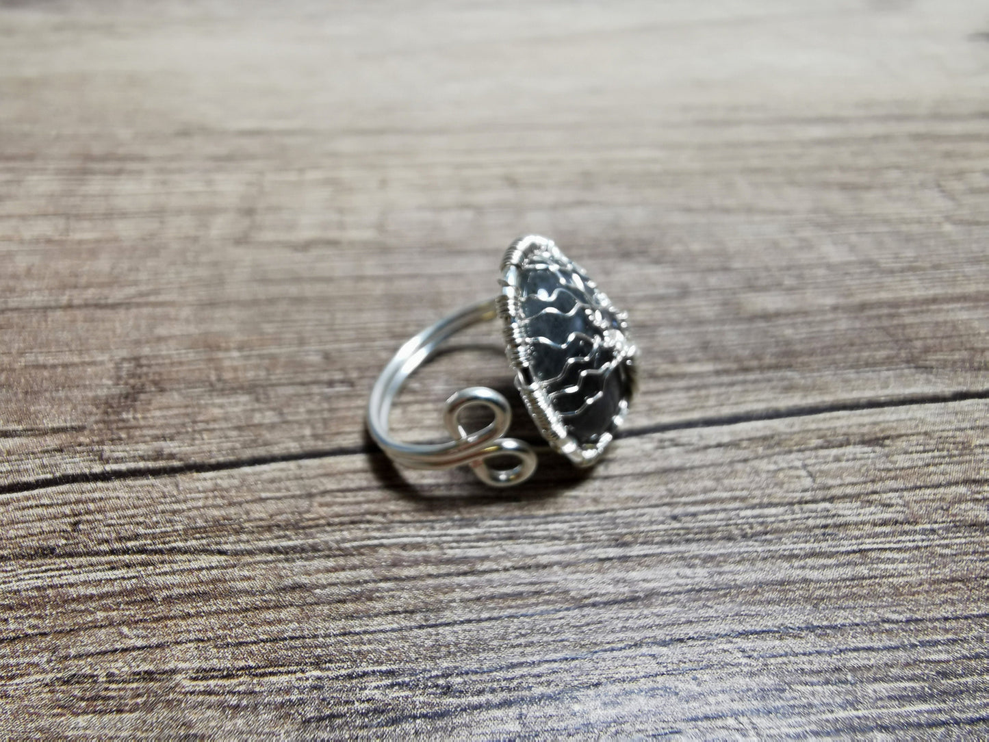 Tree ring with a labradorite gemstone