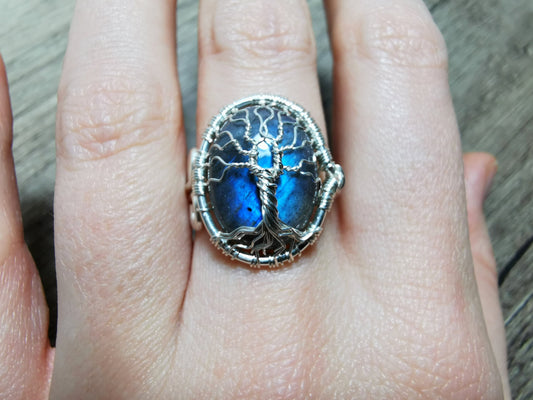 Tree ring with a labradorite gemstone