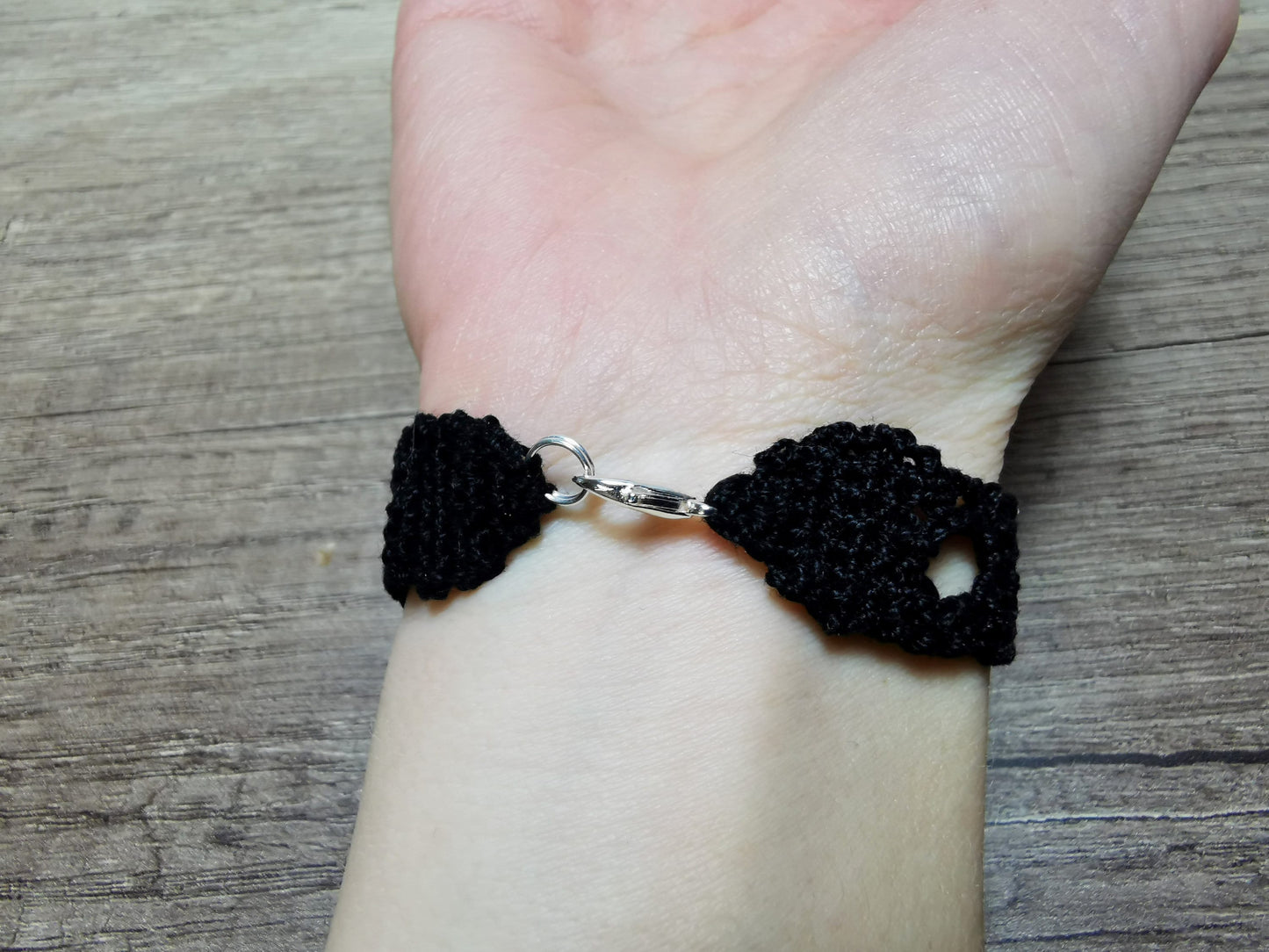 Crochet tree bracelet with a labradorite gemstone