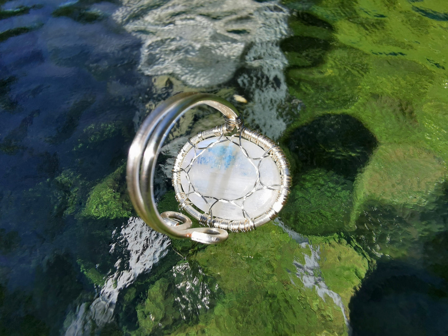 Tree ring with a moonstone