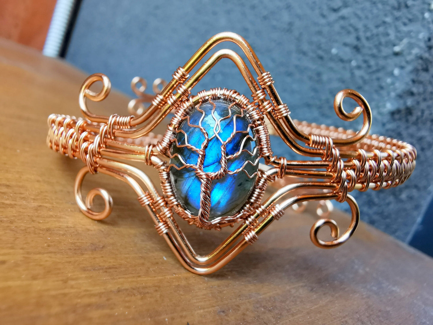 Tree arm ring with a labradorite gemstone