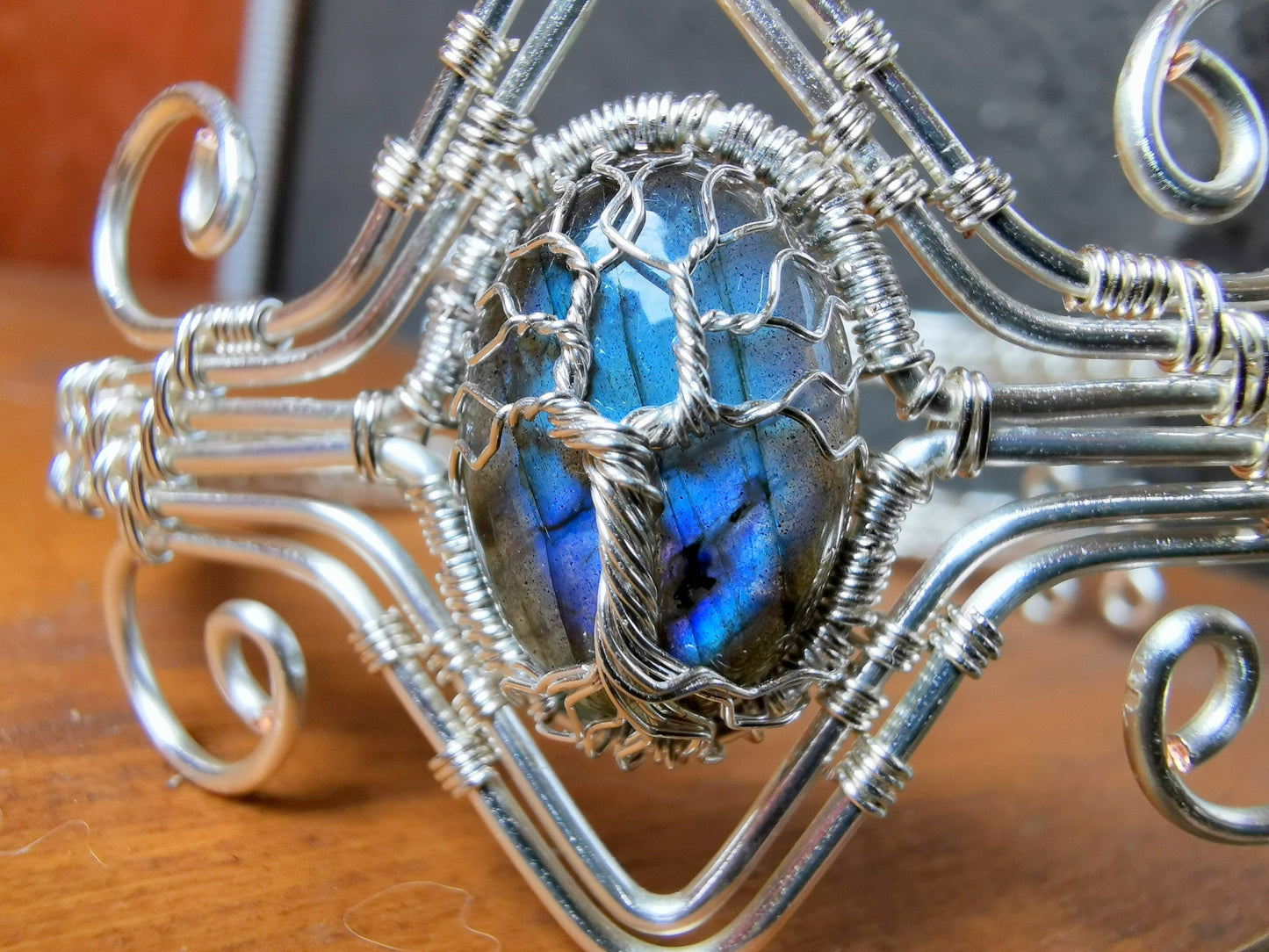 Tree arm ring with a labradorite gemstone