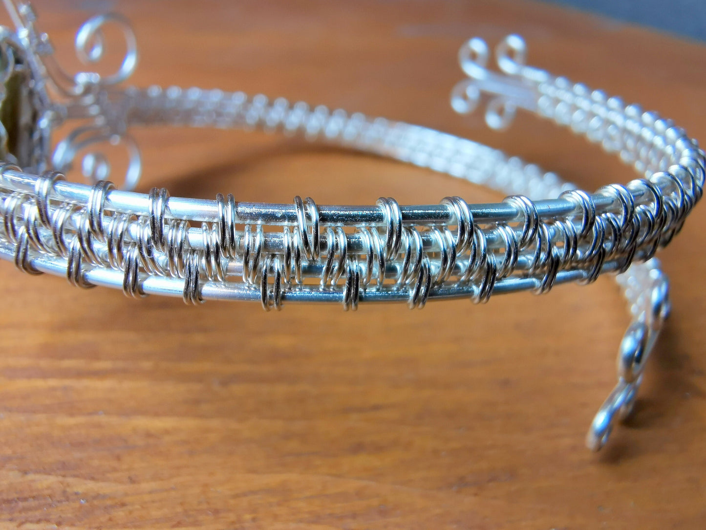 Tree arm ring with a labradorite gemstone