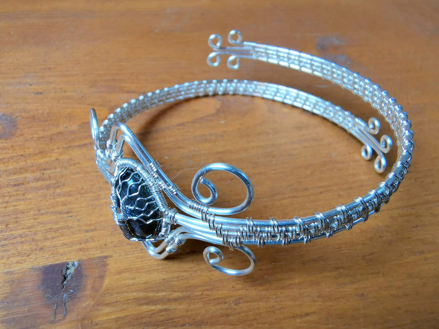 Tree arm ring with a labradorite gemstone