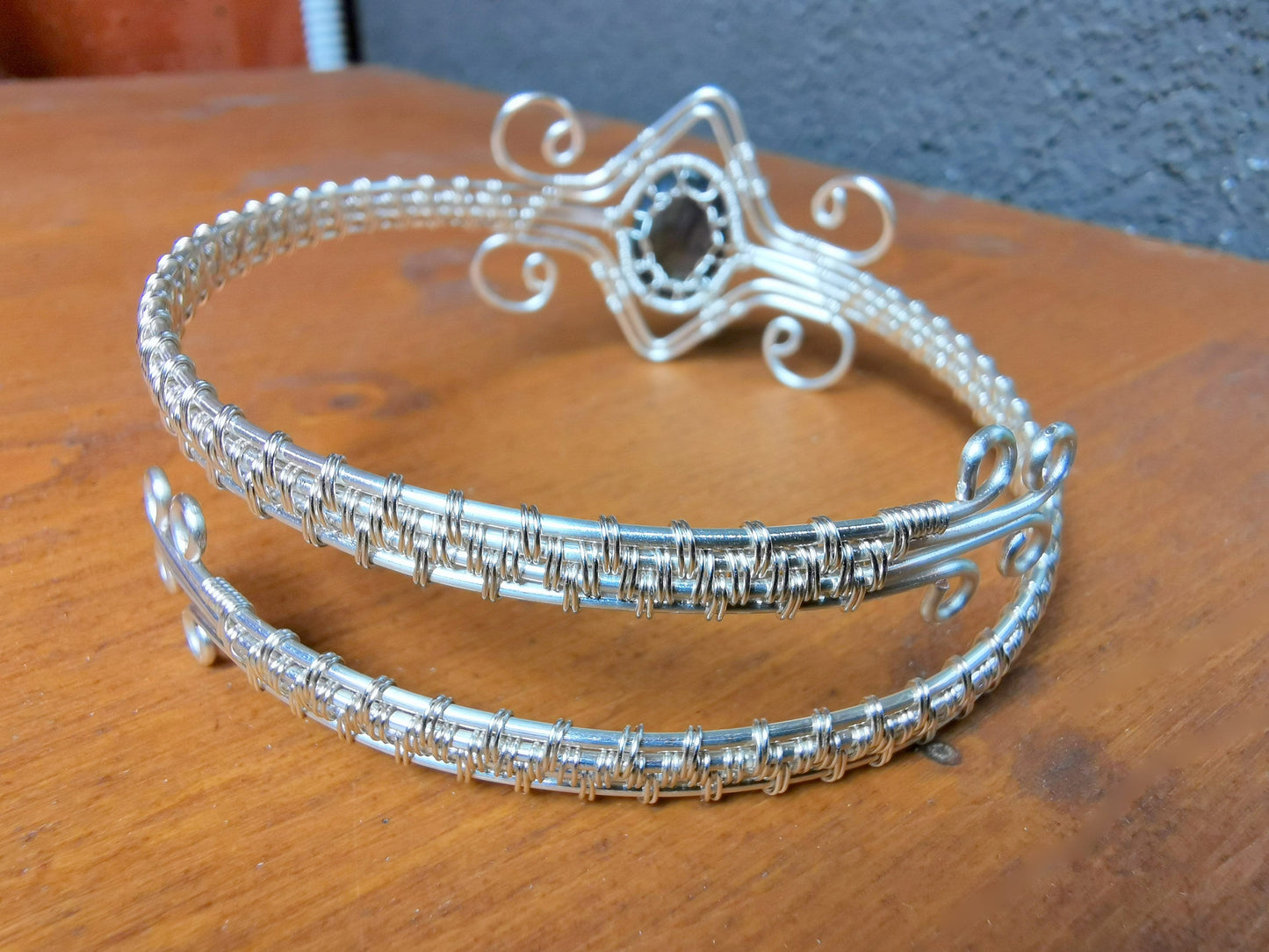 Tree arm ring with a labradorite gemstone