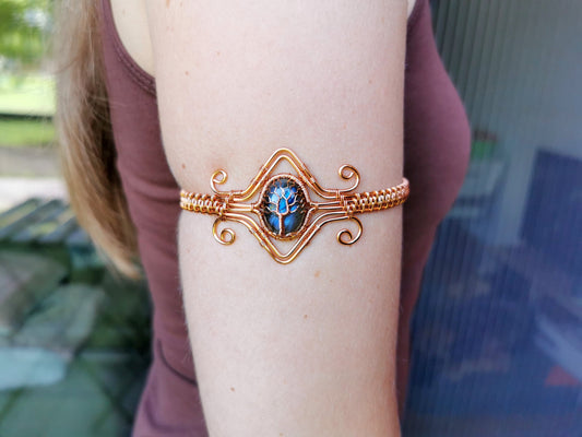 Tree arm ring with a labradorite gemstone