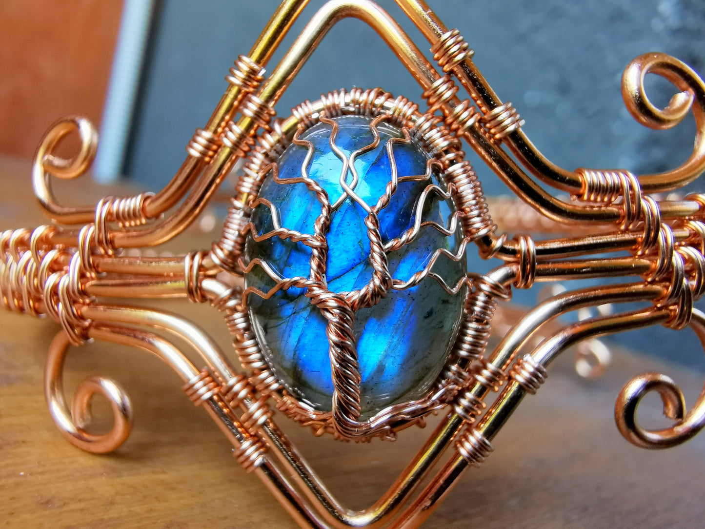 Tree arm ring with a labradorite gemstone