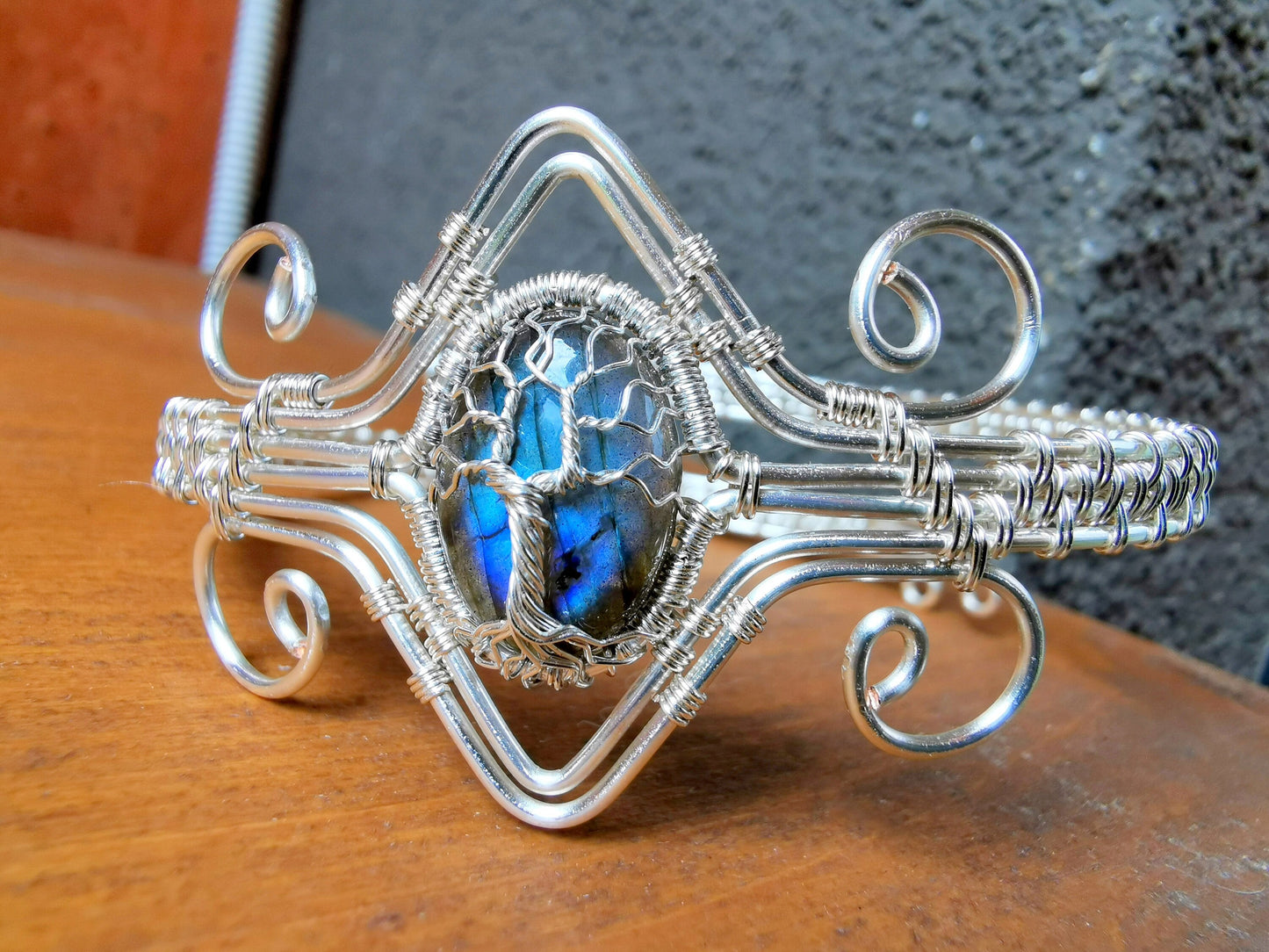 Tree arm ring with a labradorite gemstone