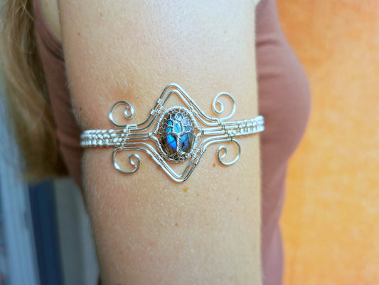 Tree arm ring with a labradorite gemstone