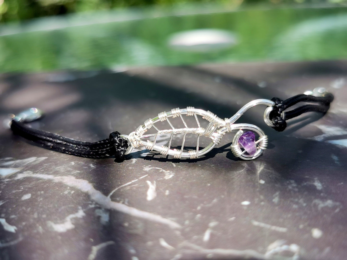 Leaf bracelet with an amethyst gemstone