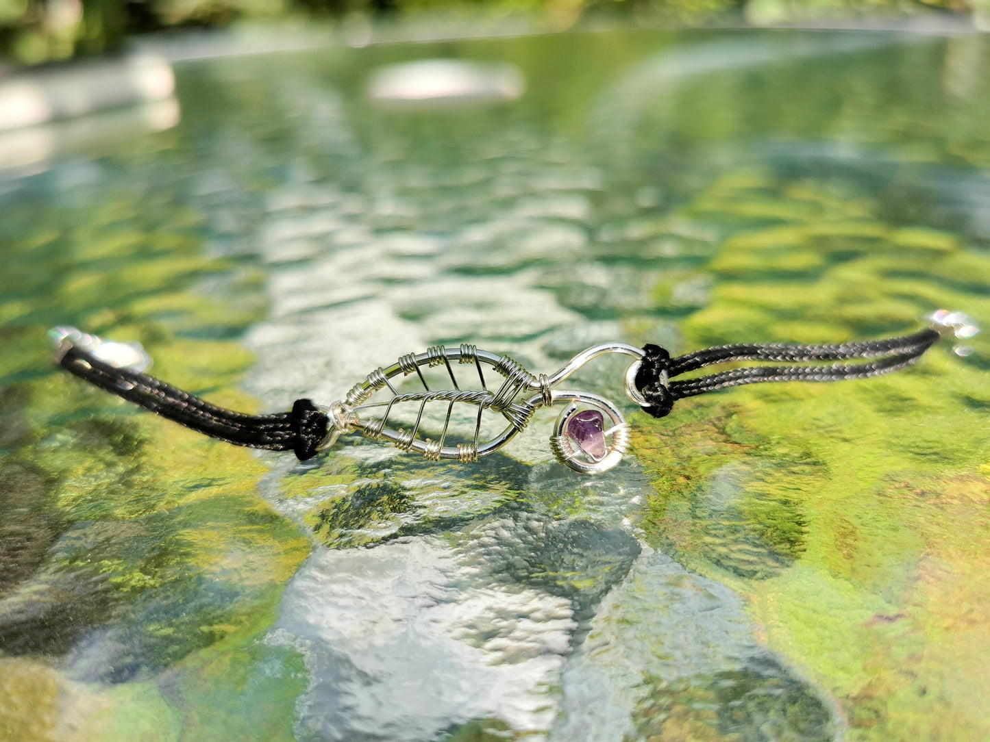 Leaf bracelet with an amethyst gemstone
