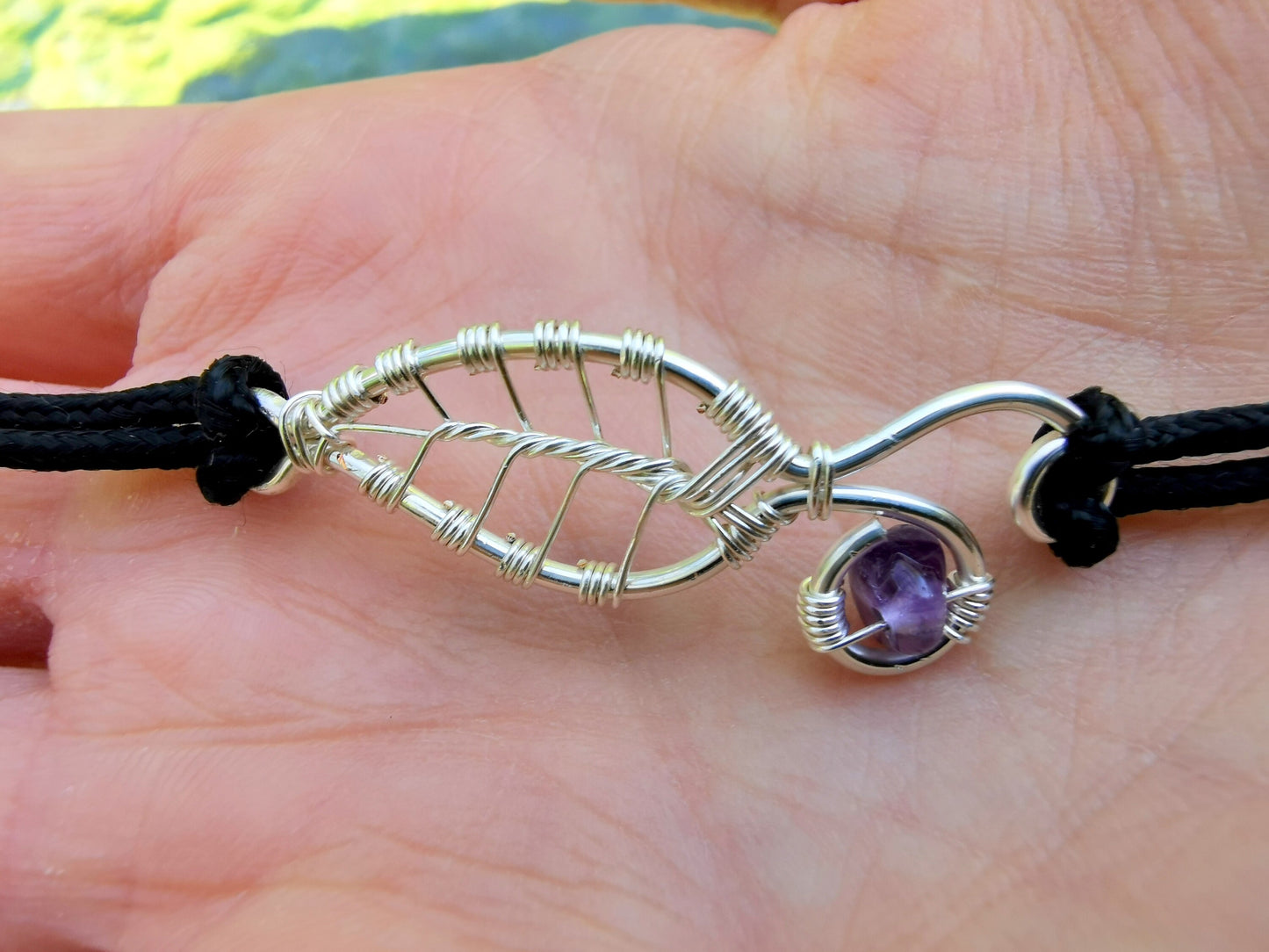 Leaf bracelet with an amethyst gemstone