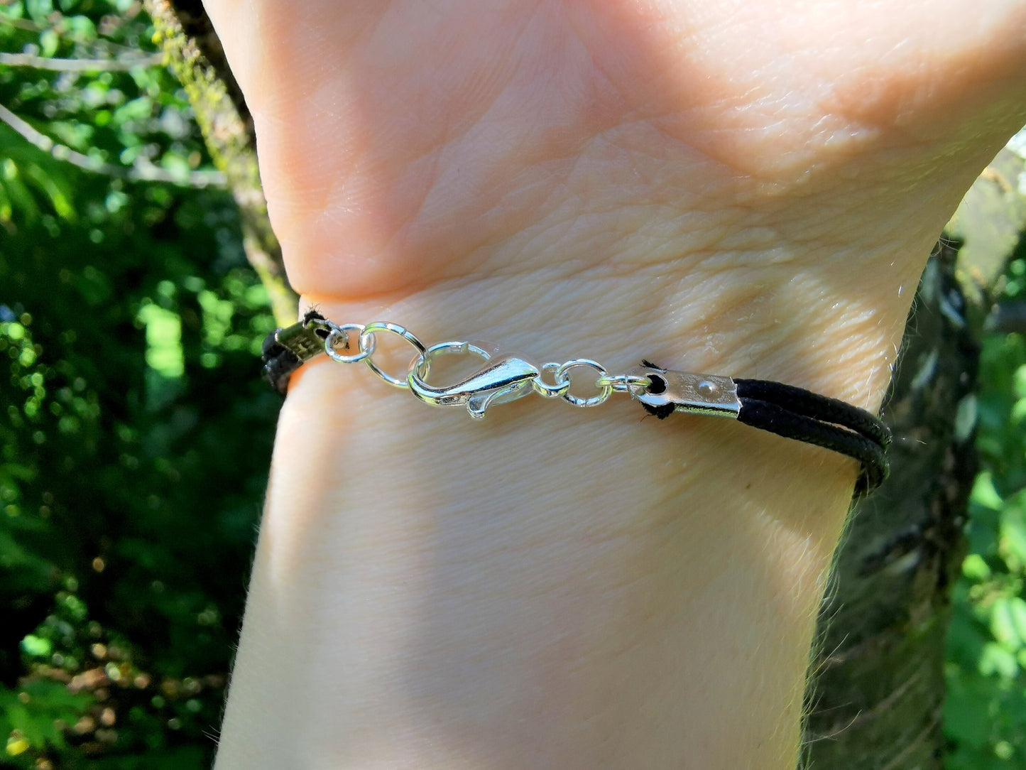 Leaf bracelet with an amethyst gemstone