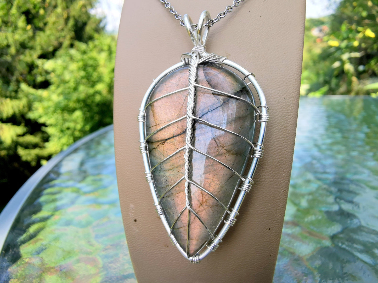 Leaf pendant with a labradorite gemstone