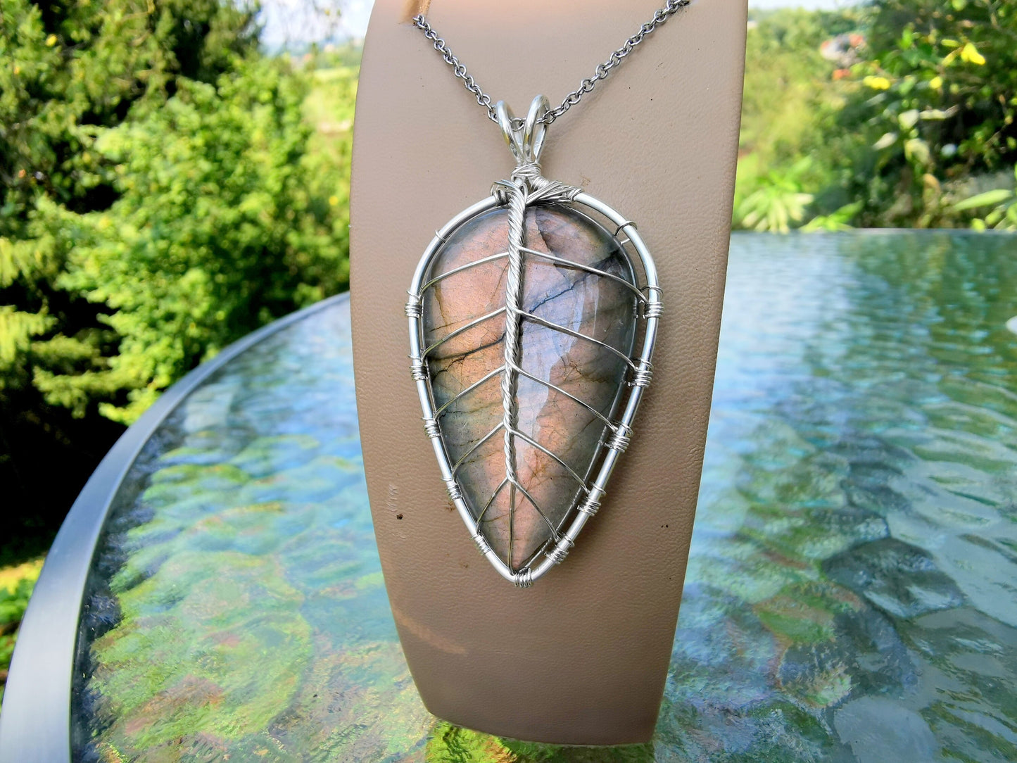 Leaf pendant with a labradorite gemstone