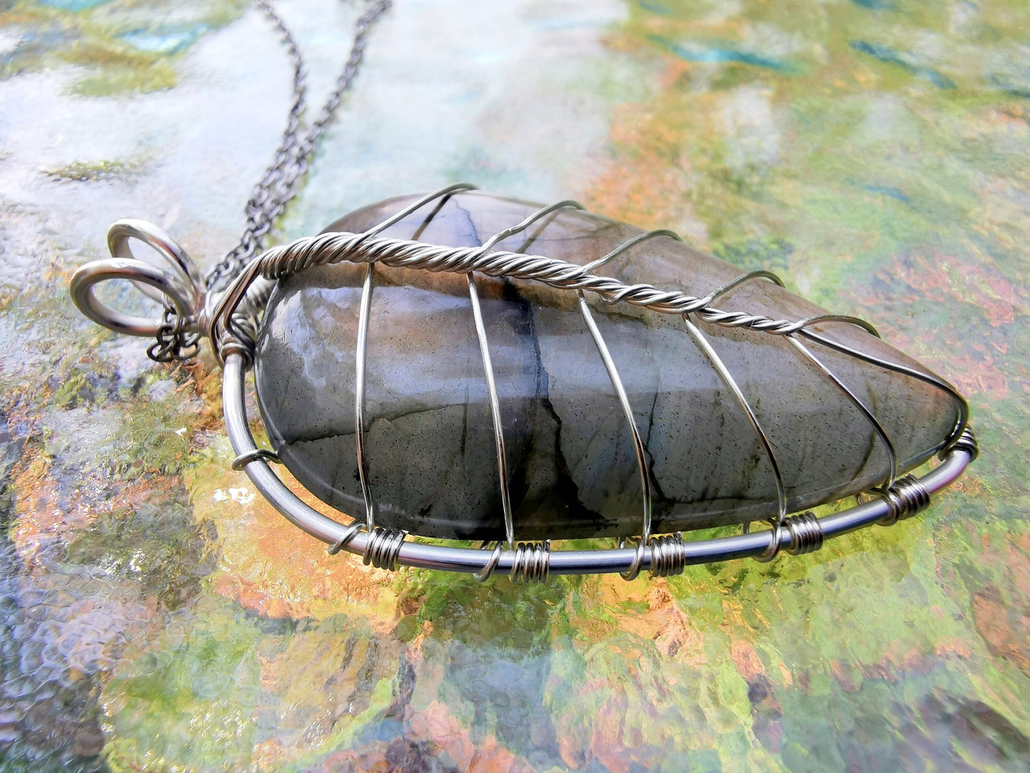 Leaf pendant with a labradorite gemstone