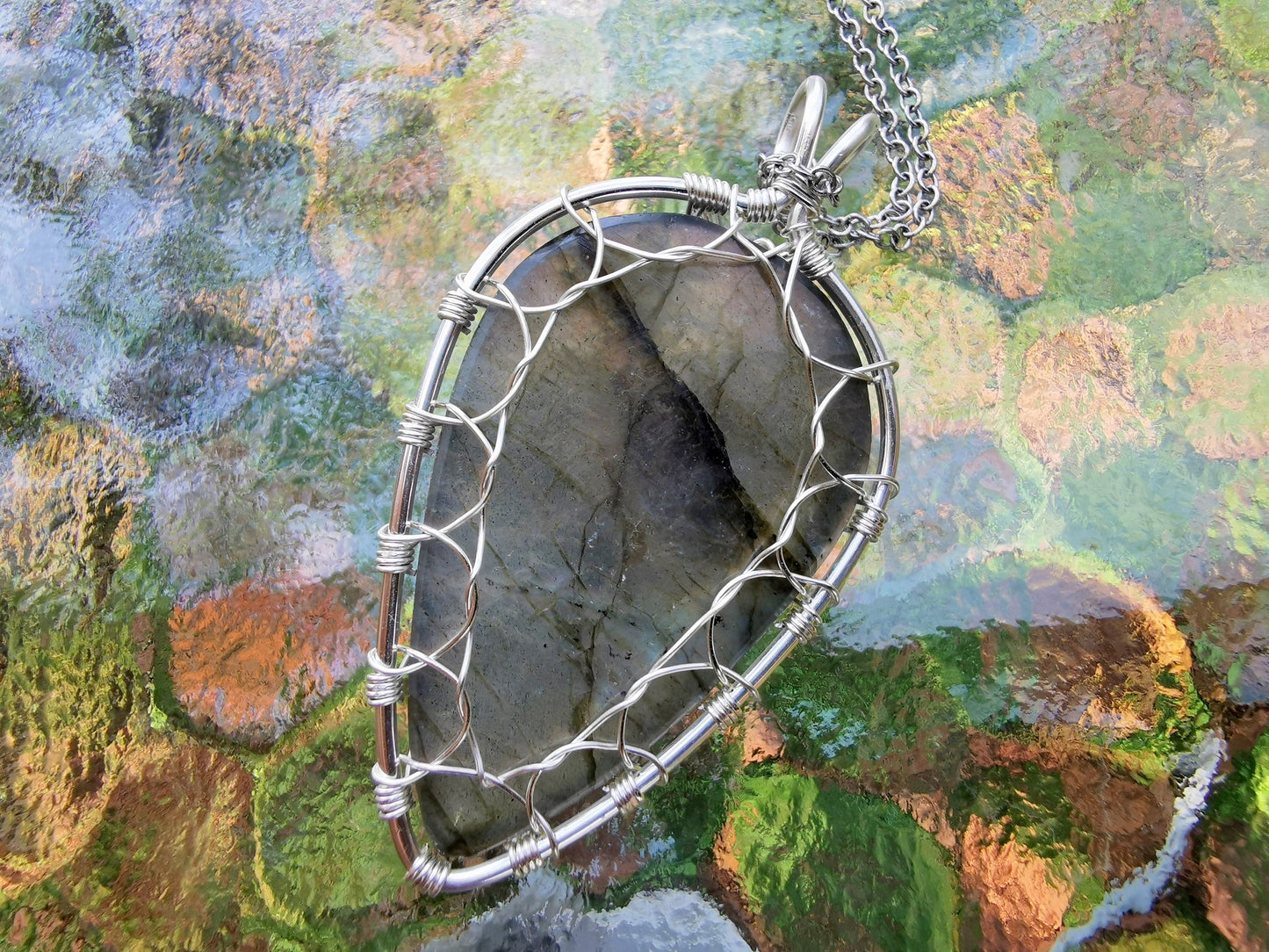 Leaf pendant with a labradorite gemstone
