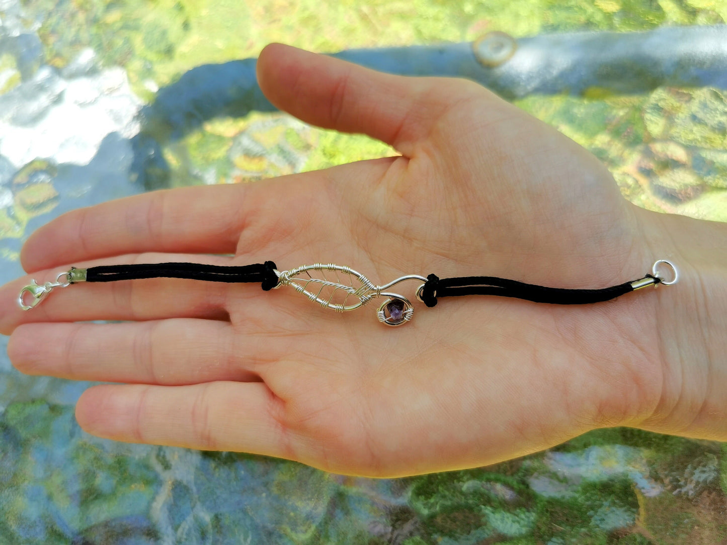 Leaf bracelet with an amethyst gemstone