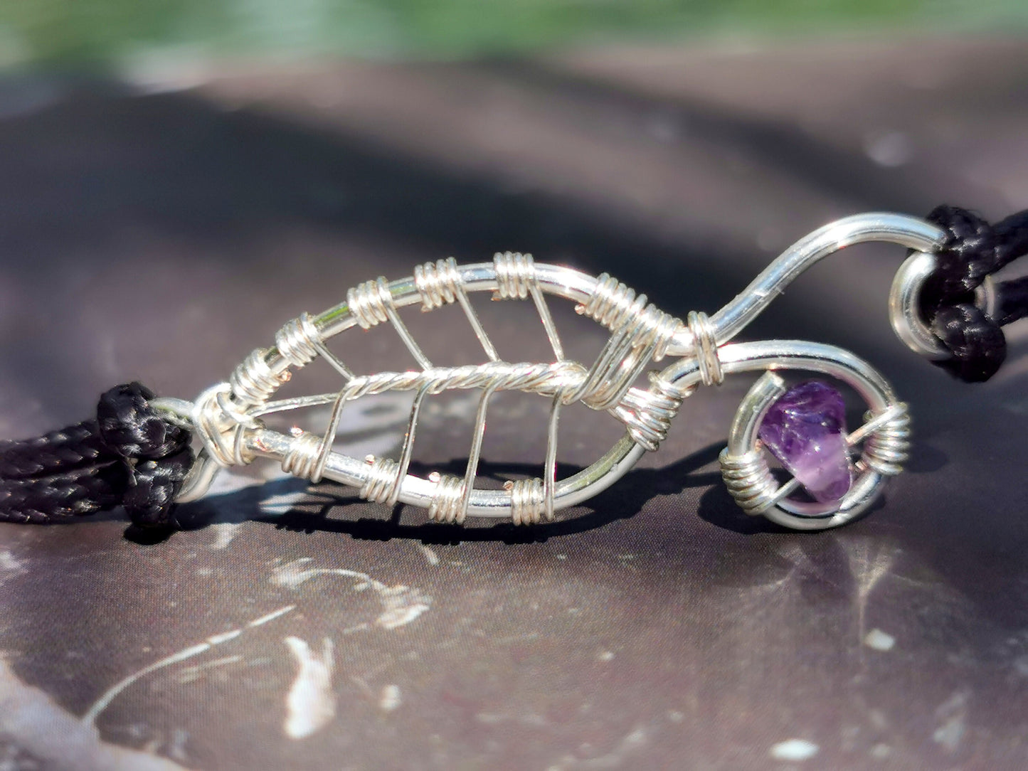 Leaf bracelet with an amethyst gemstone