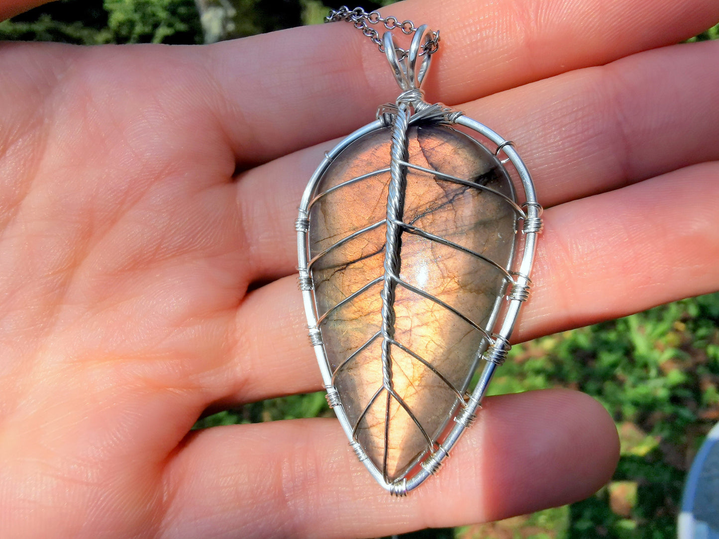 Leaf pendant with a labradorite gemstone
