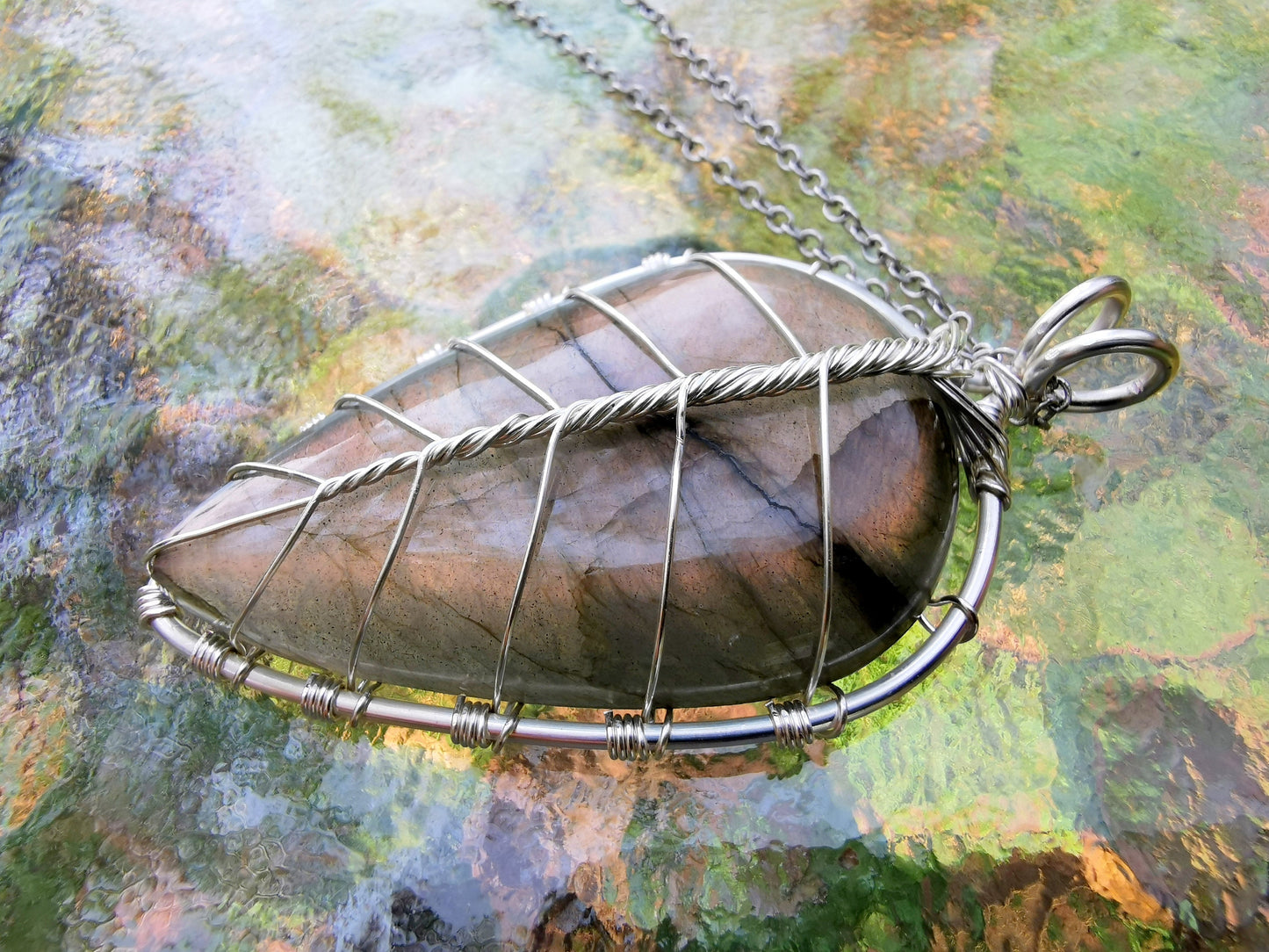 Leaf pendant with a labradorite gemstone