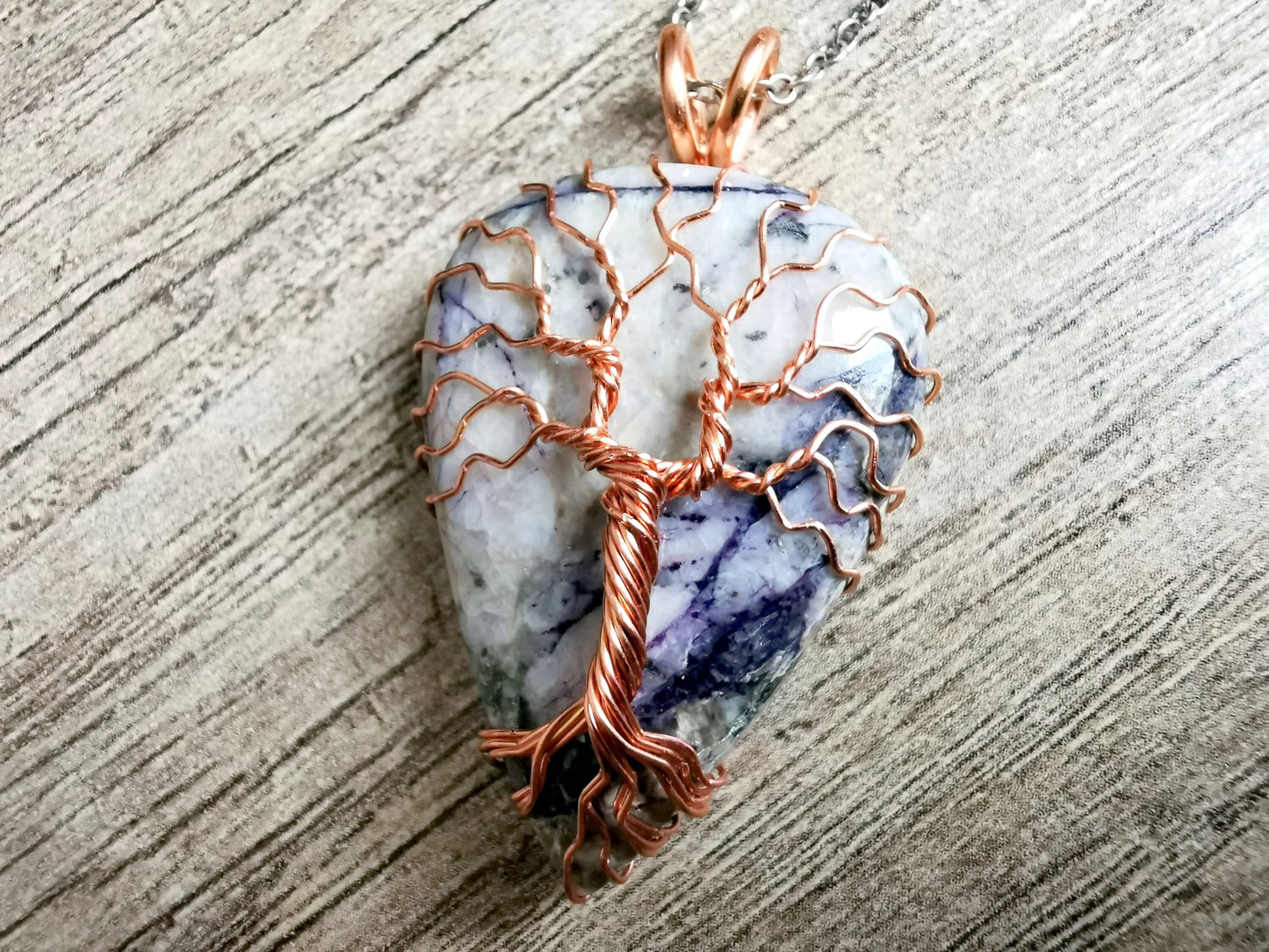 Tree pendant with a sodalite gemstone