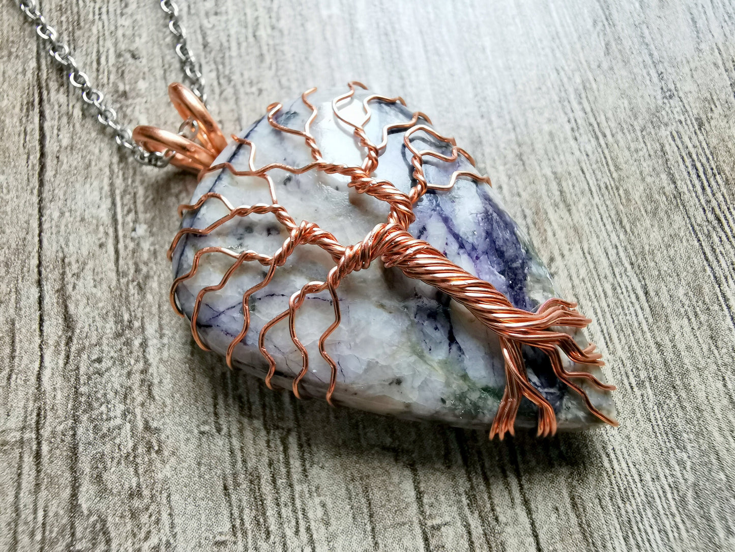 Tree pendant with a sodalite gemstone