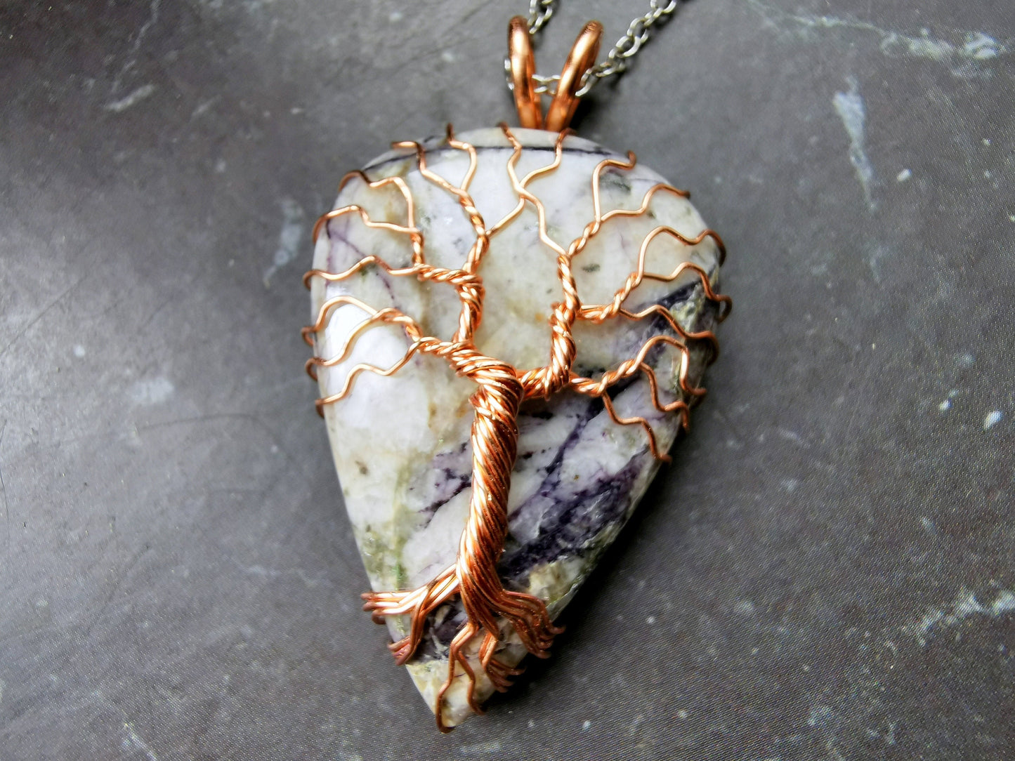 Tree pendant with a sodalite gemstone