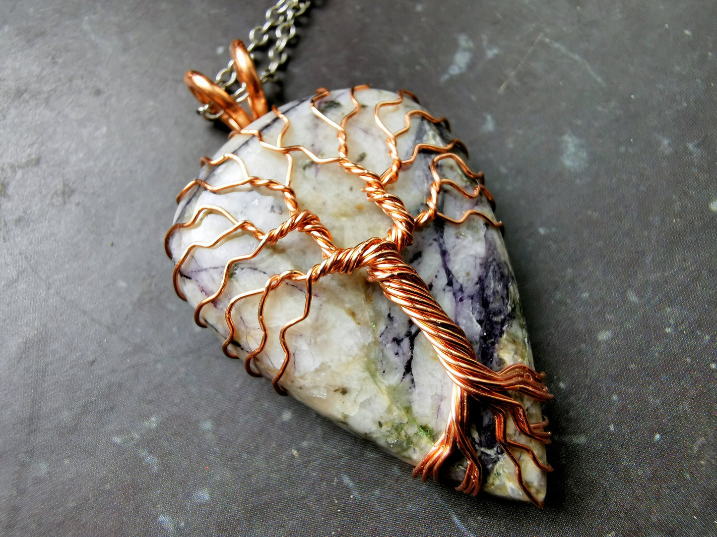 Tree pendant with a sodalite gemstone
