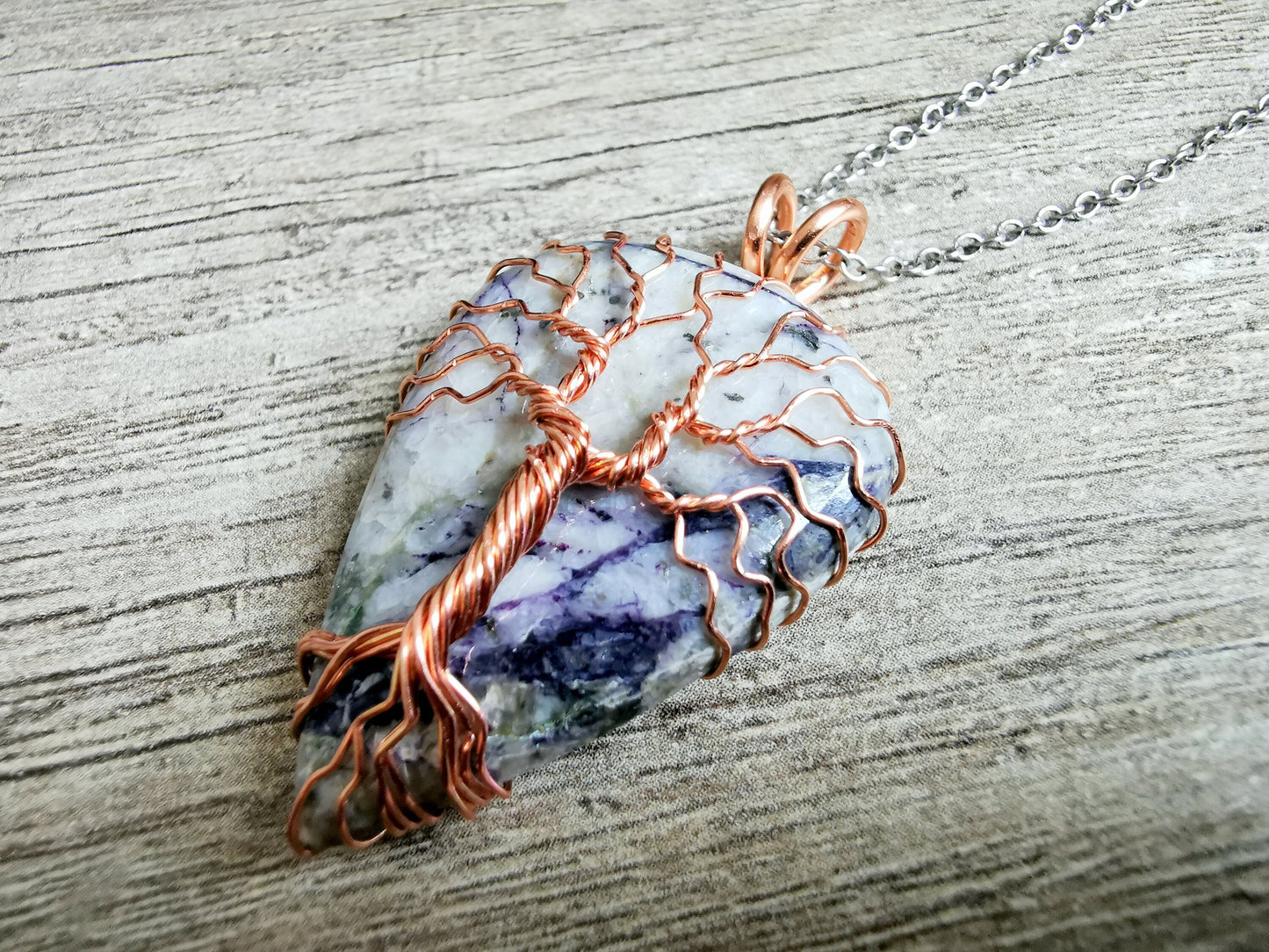 Tree pendant with a sodalite gemstone