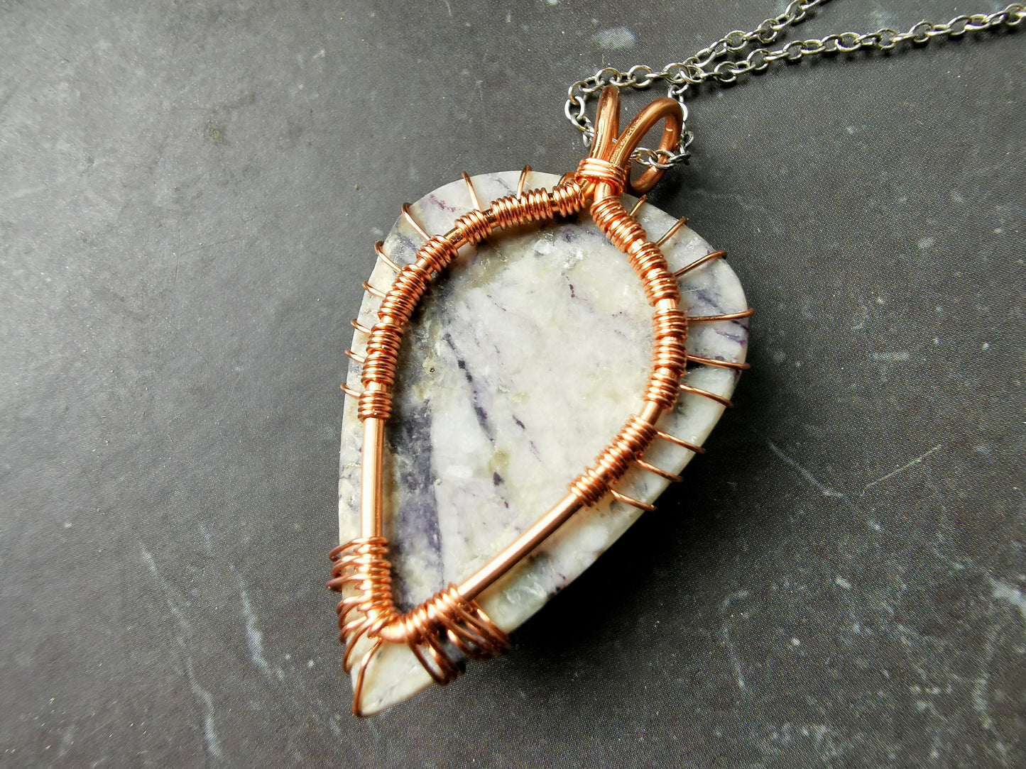 Tree pendant with a sodalite gemstone