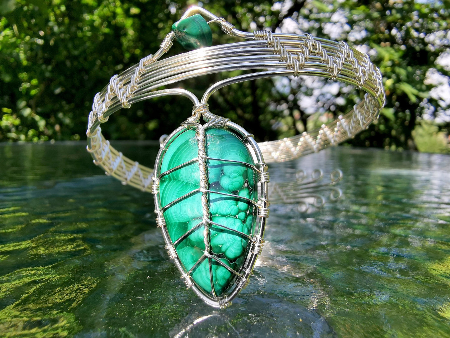 Leaf arm ring with a malachite gemstone