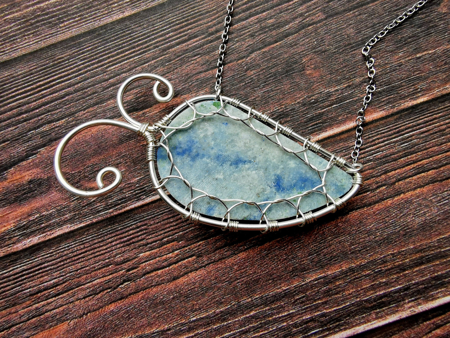 Leaf necklace with a lapis lazuli gemstone