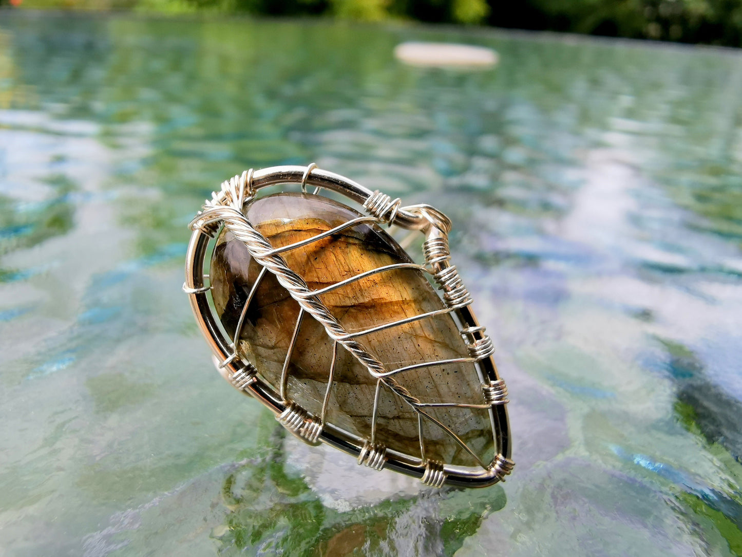 Leaf ring with a labradorite gemstone