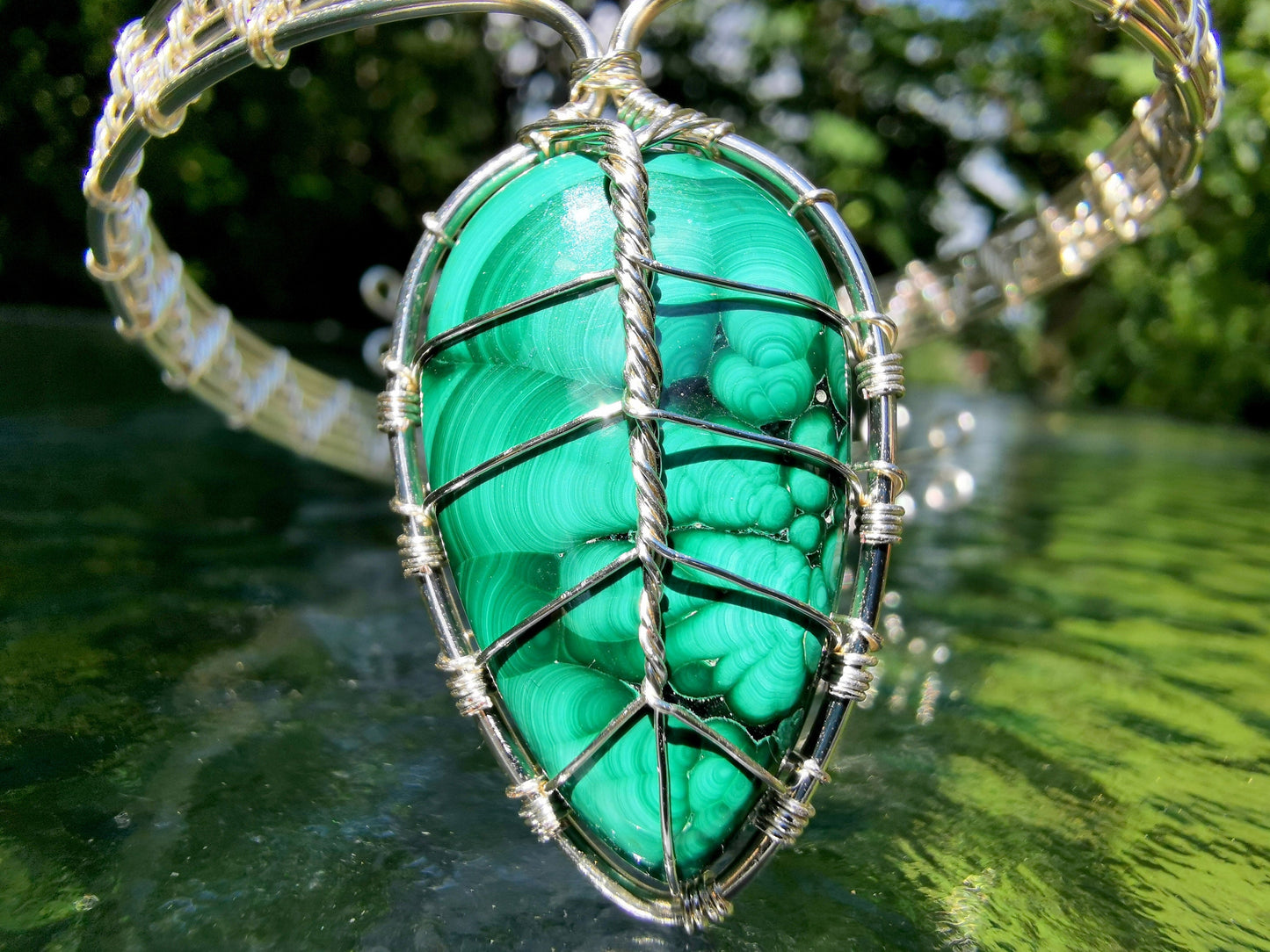 Leaf arm ring with a malachite gemstone