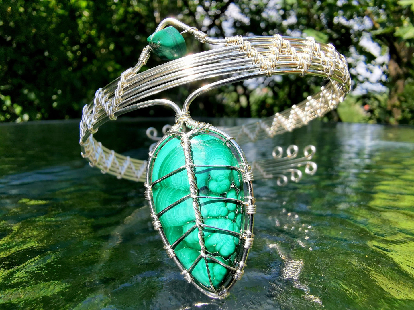 Leaf arm ring with a malachite gemstone