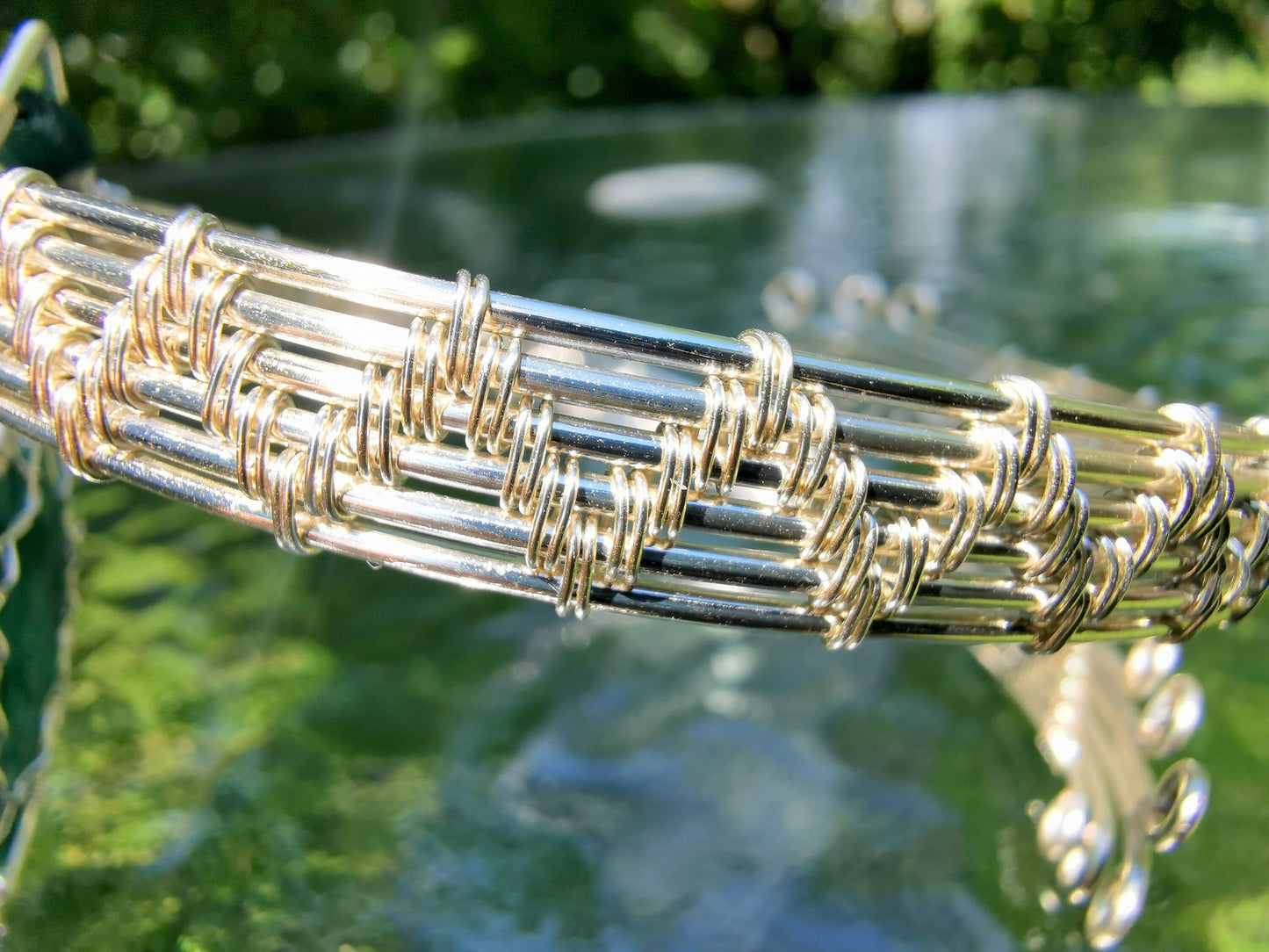 Leaf arm ring with a malachite gemstone