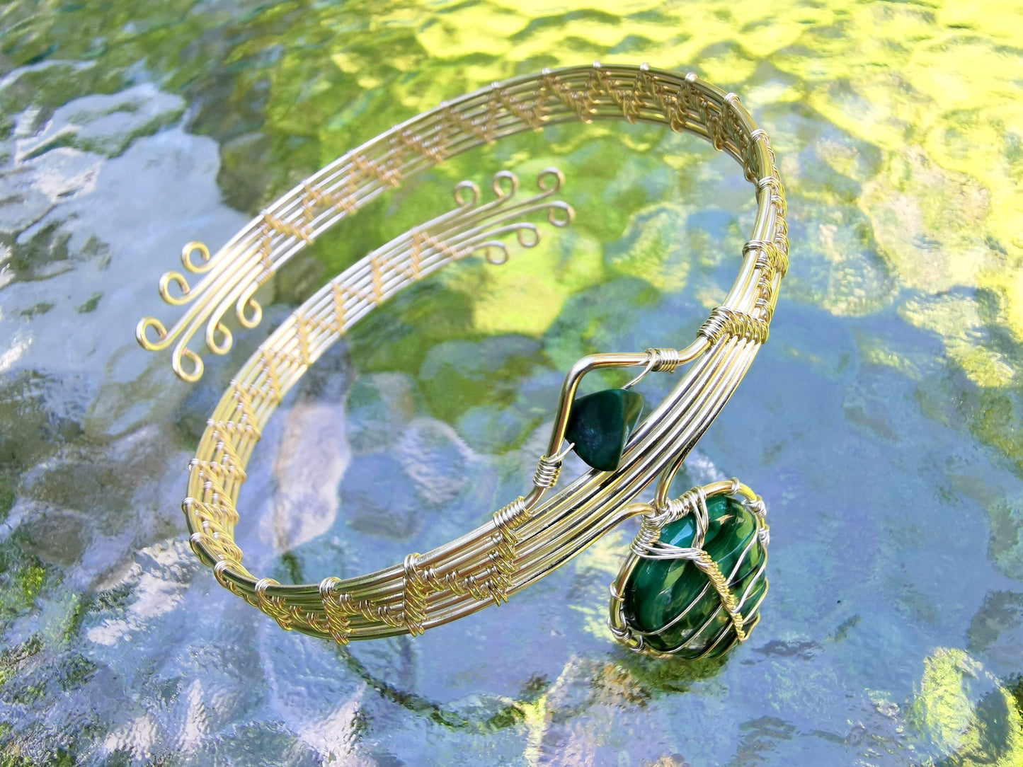 Leaf arm ring with a malachite gemstone