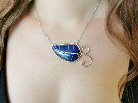 Leaf necklace with a lapis lazuli gemstone
