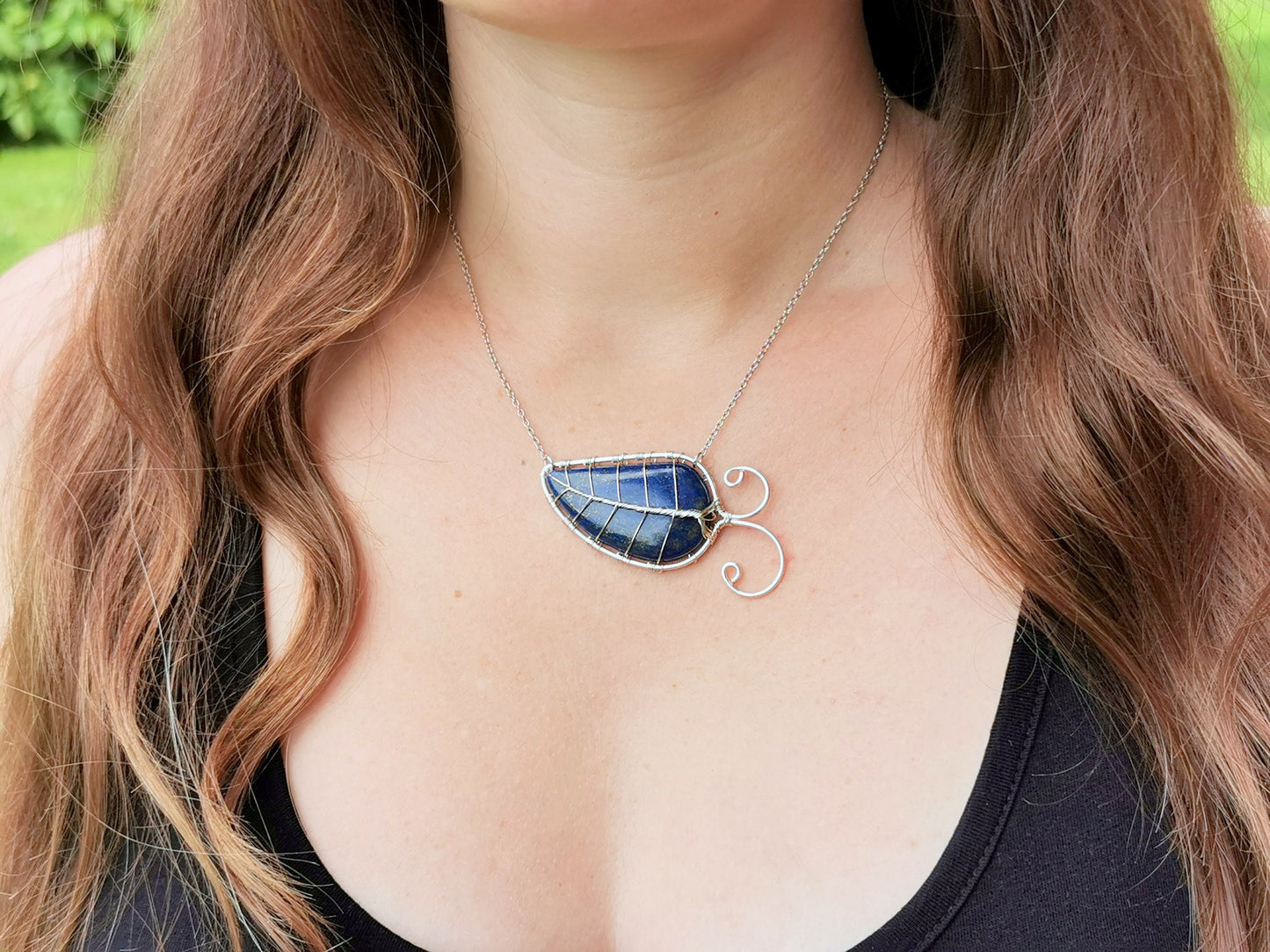Leaf necklace with a lapis lazuli gemstone