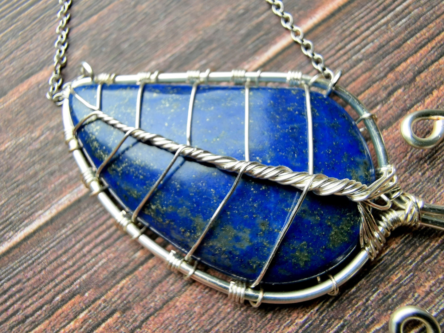 Leaf necklace with a lapis lazuli gemstone