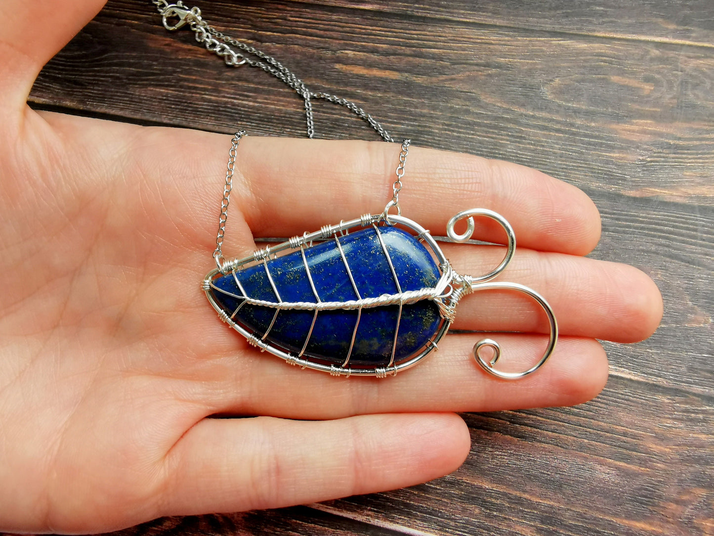 Leaf necklace with a lapis lazuli gemstone