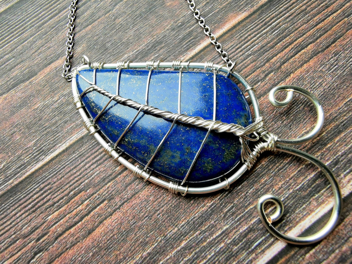 Leaf necklace with a lapis lazuli gemstone